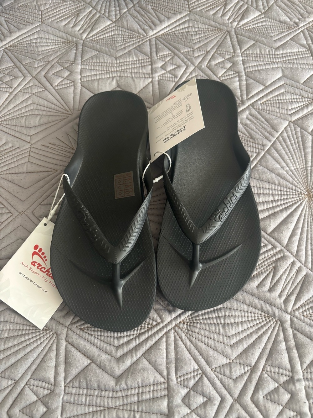 Womens Archies Black Flip Flops with Arch Support 7 NWT